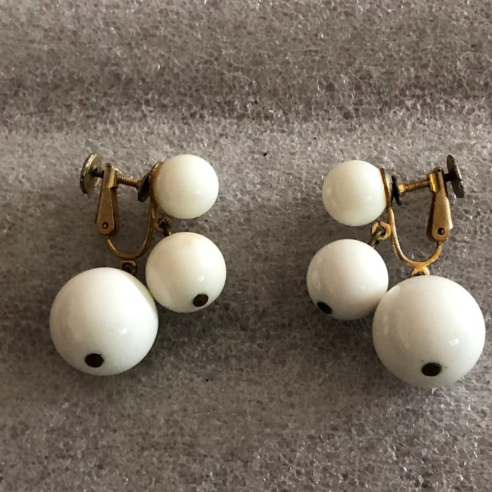Vintage Signed Marvella MCM White Graduated Orbs Dangle Screw Back Earrings